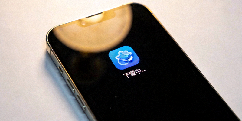 一部智能手机屏幕显示着应用商店图标，准备下载应用