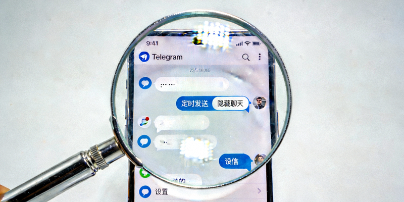 一个放大镜聚焦在Telegram应用界面的细节上，寓意发现隐藏功能